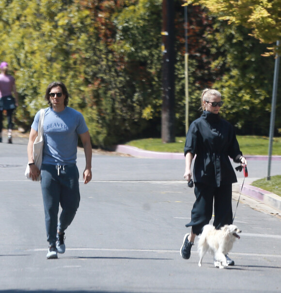Exclusif - Gwyneth Paltrow et son mari Brad Falchuk respectent la distance sociale lors d'une sortie avec le chien pendant le confinement (stay-at-home) de l'épidémie de coronavirus (COVID-19) à Los Angeles le 29 mars 2020.