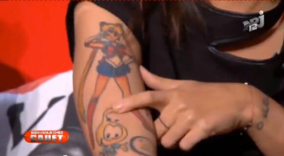 Alizée présente ses tatouages chez Cauet, sur NRJ 12.