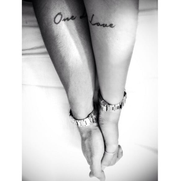 Photo : Alizée et Grégoire Lyonnet, son compagnon, se sont fait tatouer les  mots one love sur l'avant-bras. Septembre 2014. - Purepeople