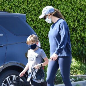 Exclusif - Jennifer Garner et son fils Samuel portent des masques de protection pour promener leur chien pendant l'épidémie de coronavirus (Covid-19). Los Angeles, le 4 avril 2020.