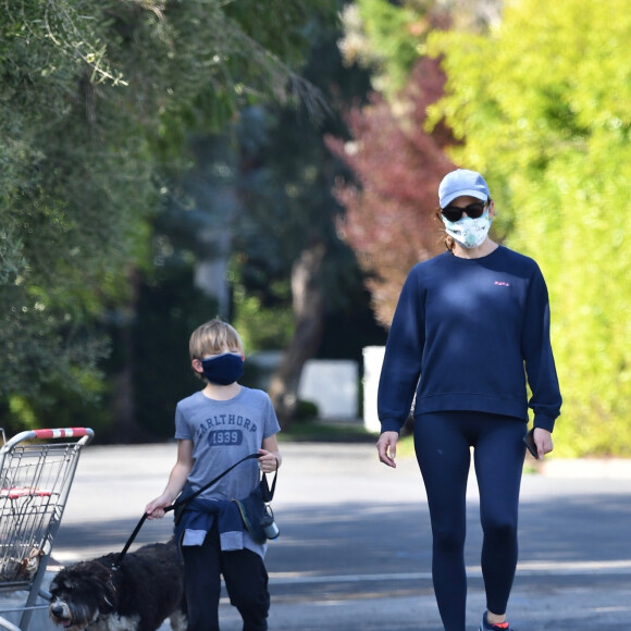 Exclusif - Jennifer Garner et son fils Samuel portent des masques de protection pour promener leur chien pendant l'épidémie de coronavirus (Covid-19). Los Angeles, le 4 avril 2020.