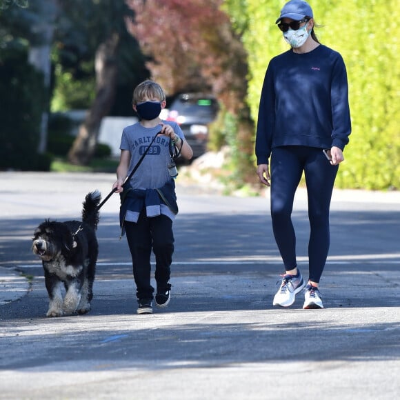 Exclusif - Jennifer Garner et son fils Samuel portent des masques de protection pour promener leur chien pendant l'épidémie de coronavirus (Covid-19). Los Angeles, le 4 avril 2020.