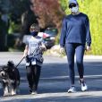 Exclusif - Jennifer Garner et son fils Samuel portent des masques de protection pour promener leur chien pendant l'épidémie de coronavirus (Covid-19). Los Angeles, le 4 avril 2020.