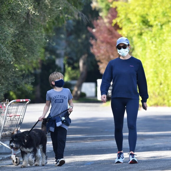 Exclusif - Jennifer Garner et son fils Samuel portent des masques de protection pour promener leur chien pendant l'épidémie de coronavirus (Covid-19). Los Angeles, le 4 avril 2020.
