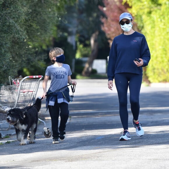 Exclusif - Jennifer Garner et son fils Samuel portent des masques de protection pour promener leur chien pendant l'épidémie de coronavirus (Covid-19). Los Angeles, le 4 avril 2020.