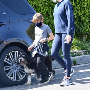 Exclusif - Jennifer Garner et son fils Samuel portent des masques de protection pour promener leur chien pendant l'épidémie de coronavirus (Covid-19). Los Angeles, le 4 avril 2020.