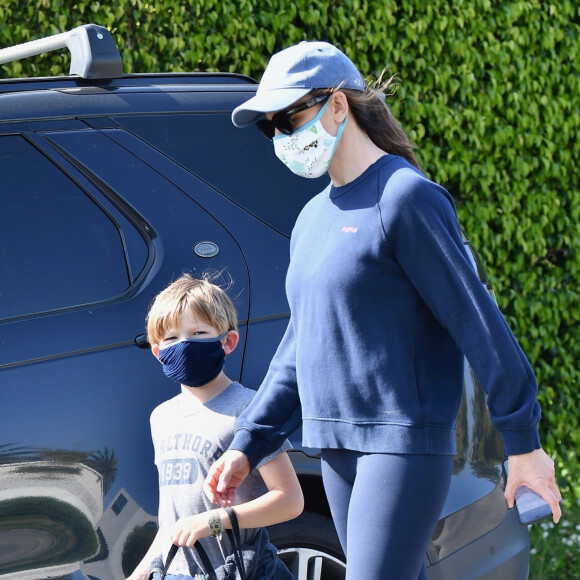 Exclusif - Jennifer Garner et son fils Samuel portent des masques de protection pour promener leur chien pendant l'épidémie de coronavirus (Covid-19). Los Angeles, le 4 avril 2020.