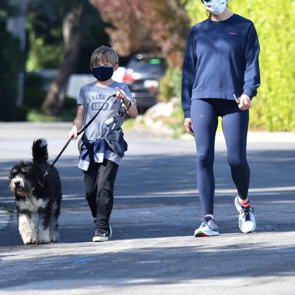 Exclusif - Jennifer Garner et son fils Samuel portent des masques de protection pour promener leur chien pendant l'épidémie de coronavirus (Covid-19). Los Angeles, le 4 avril 2020.