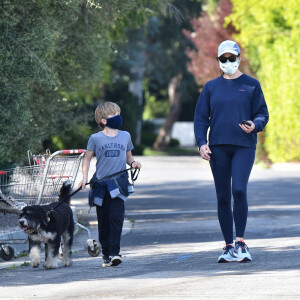 Exclusif - Jennifer Garner et son fils Samuel portent des masques de protection pour promener leur chien pendant l'épidémie de coronavirus (Covid-19). Los Angeles, le 4 avril 2020.