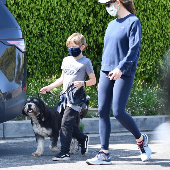 Exclusif - Jennifer Garner et son fils Samuel portent des masques de protection pour promener leur chien pendant l'épidémie de coronavirus (Covid-19). Los Angeles, le 4 avril 2020.