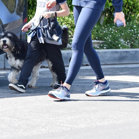 Exclusif - Jennifer Garner et son fils Samuel portent des masques de protection pour promener leur chien pendant l'épidémie de coronavirus (Covid-19). Los Angeles, le 4 avril 2020.