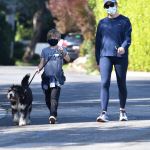 Exclusif - Jennifer Garner et son fils Samuel portent des masques de protection pour promener leur chien pendant l'épidémie de coronavirus (Covid-19). Los Angeles, le 4 avril 2020.