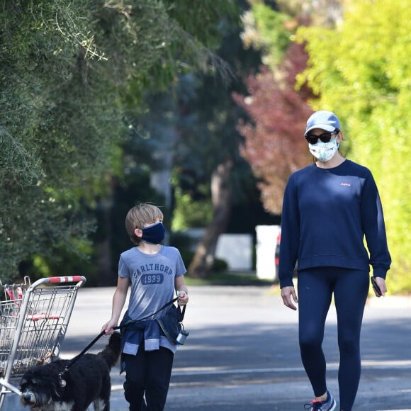 Exclusif - Jennifer Garner et son fils Samuel portent des masques de protection pour promener leur chien pendant l'épidémie de coronavirus (Covid-19). Los Angeles, le 4 avril 2020.