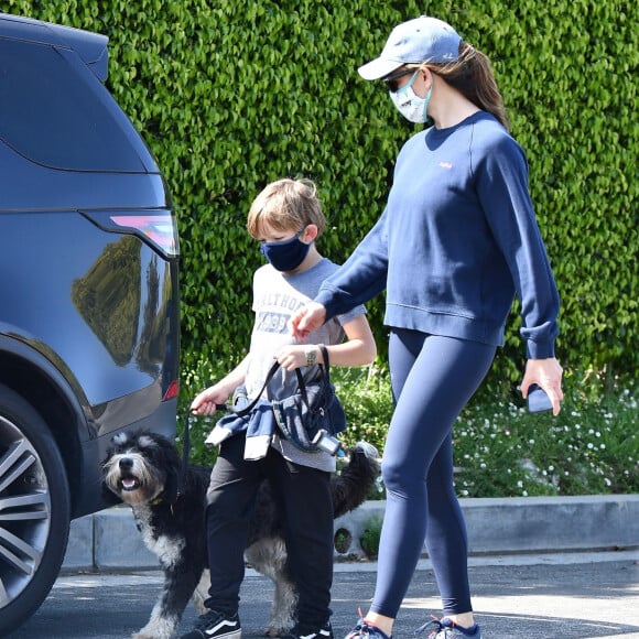 Exclusif - Jennifer Garner et son fils Samuel portent des masques de protection pour promener leur chien pendant l'épidémie de coronavirus (Covid-19). Los Angeles, le 4 avril 2020.