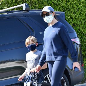 Exclusif - Jennifer Garner et son fils Samuel portent des masques de protection pour promener leur chien pendant l'épidémie de coronavirus (Covid-19). Los Angeles, le 4 avril 2020.