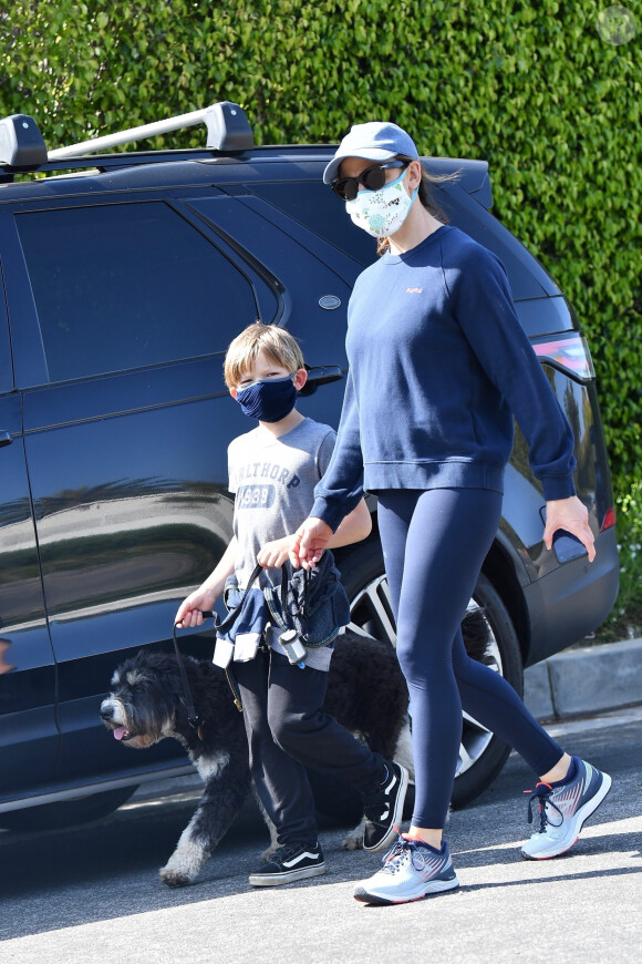Exclusif - Jennifer Garner et son fils Samuel portent des masques de protection pour promener leur chien pendant l'épidémie de coronavirus (Covid-19). Los Angeles, le 4 avril 2020.