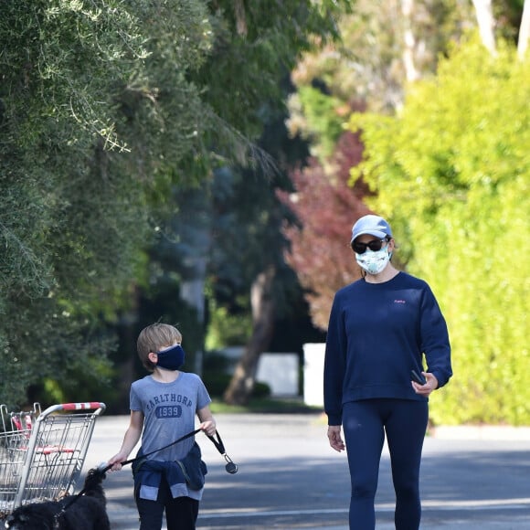 Exclusif - Jennifer Garner et son fils Samuel portent des masques de protection pour promener leur chien pendant l'épidémie de coronavirus (Covid-19). Los Angeles, le 4 avril 2020.