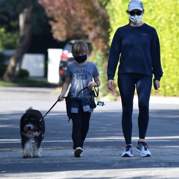 Exclusif - Jennifer Garner et son fils Samuel portent des masques de protection pour promener leur chien pendant l'épidémie de coronavirus (Covid-19). Los Angeles, le 4 avril 2020.