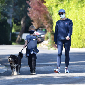 Exclusif - Jennifer Garner et son fils Samuel portent des masques de protection pour promener leur chien pendant l'épidémie de coronavirus (Covid-19). Los Angeles, le 4 avril 2020.