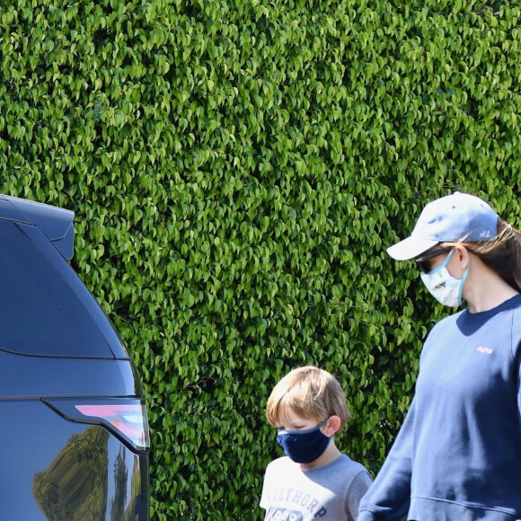 Exclusif - Jennifer Garner et son fils Samuel portent des masques de protection pour promener leur chien pendant l'épidémie de coronavirus (Covid-19). Los Angeles, le 4 avril 2020.