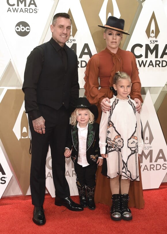 Pink, son mari Carey Hart et leurs deux enfants, Jameson et Willow, assistent à la 53ème édition des CMA Awards à Nashville dans le Tennessee, le 13 novembre 2019.