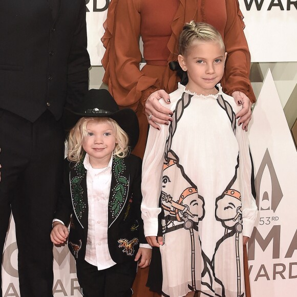 Pink, son mari Carey Hart et leurs deux enfants, Jameson et Willow, assistent à la 53ème édition des CMA Awards à Nashville dans le Tennessee, le 13 novembre 2019.