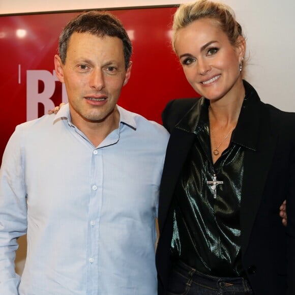 Marc-Olivier Fogiel et Laeticia Hallyday dans les locaux de RTL. L'interview enregistrée de la veuve de Johnny a été diffusée samedi matin (20 octobre 2018) pour la promotion de l'album du rockeur "Mon pays, c'est l'amour".