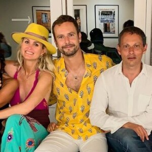 Laeticia Hallyday pose avec Sandra Sisley, Marc-Olivier Fogiel, son mari François Roelants et Liliane Jossua à Saint-Barthélemy le 19 juillet 2019.