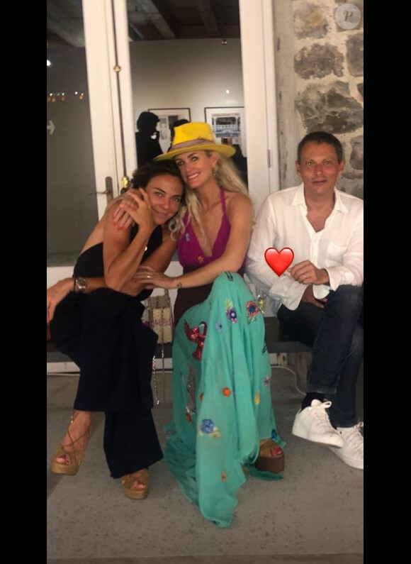 Laeticia Hallyday pose avec Sandra Sisley et Marc-Olivier Fogiel, à Saint-Barthélemy le 19 juillet 2019.