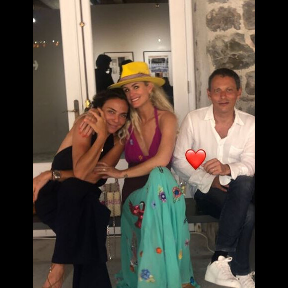 Laeticia Hallyday pose avec Sandra Sisley et Marc-Olivier Fogiel, à Saint-Barthélemy le 19 juillet 2019.