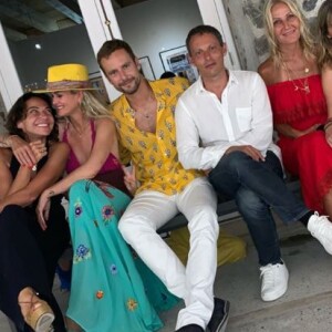 Laeticia Hallyday pose avec Sandra Sisley, Marc-Olivier Fogiel, son mari François Roelants et Liliane Jossua à Saint-Barthélemy le 19 juillet 2019.