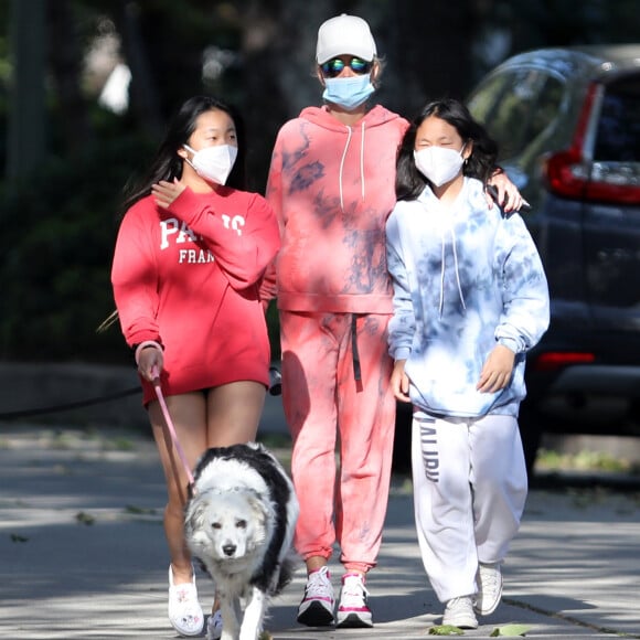 Laeticia Hallyday, ses filles Jade et Joy, avec des masques, se promènent dans le quartier de Pacific Palisades, à Los Angeles, Californie, Etats-Unis, le 3 avril 2020.