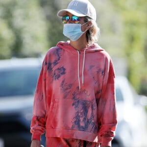 Laeticia Hallyday, ses filles Jade et Joy, avec des masques, se promènent dans le quartier de Pacific Palisades, à Los Angeles, Californie, Etats-Unis, le 3 avril 2020.