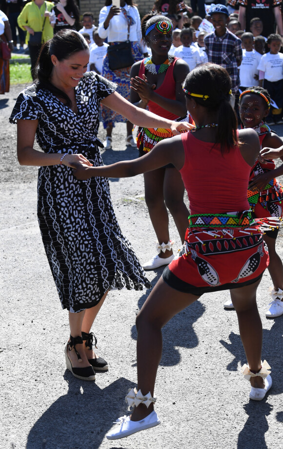 Meghan Markle (en robe Mayamiko) en visite dans le township de Nyanga, Afrique du Sud. Le 23 septembre 2019.