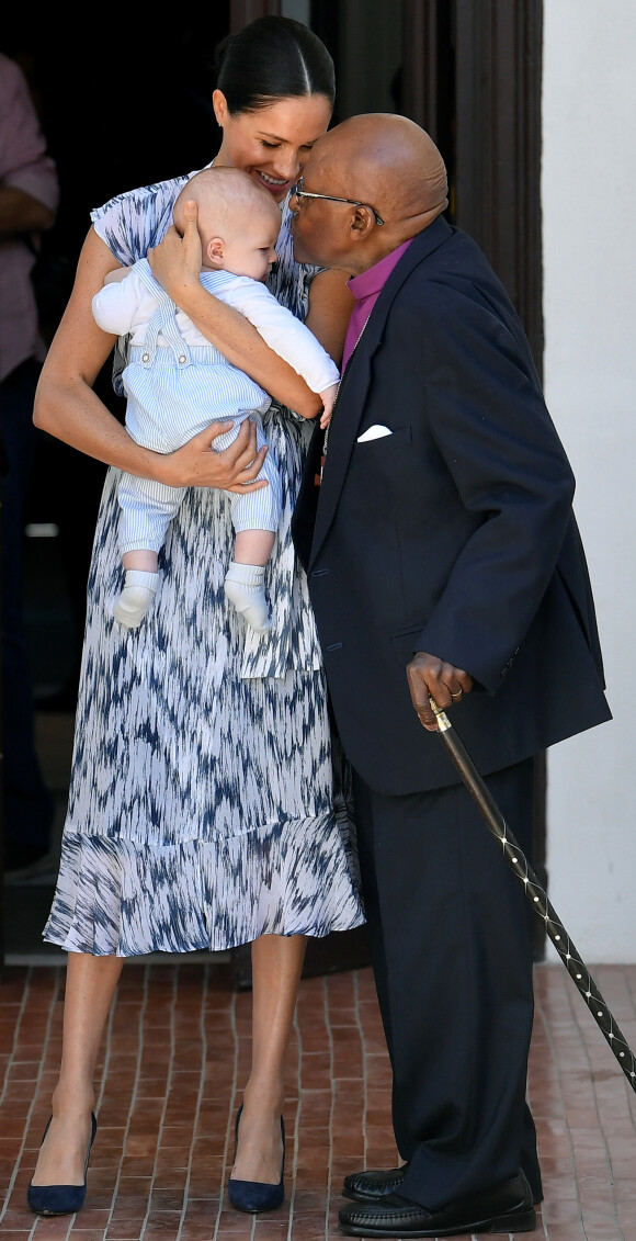 Meghan Markle (en robe Club Monaco) avec son fils Archie ont rencontré l'archevêque Desmond Tutu et sa femme à Cape Town, Afrique du Sud. Le 25 septembre 2019.