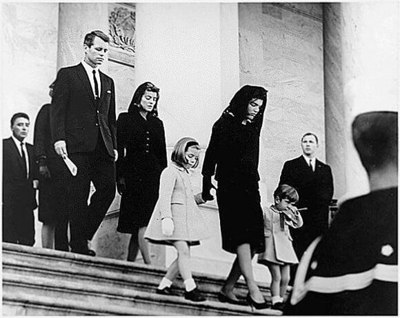 La famille Kennedy à la sortie du Capitol, à Washington, après les obsèques John F. Kennedy, le 24 novembre 1963. Caroline Kennedy, Jacqueline Bouvier Kennedy (Jackie Kennedy), John F. Kennedy, Jr., Robert F. Kennedy, Patricia Kennedy Lawford, Jean Kennedy Smith, Peter Lawford. Photo by White House/Hand-out/startraks/ABACAPRESS.COM