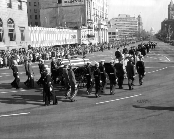 Le cercueil de John Fitzgerald Kennedy transporté de la Maison Blannche au Capitol, à Washington, le 24 novembre 1963. PPhoto by US Army Signal Corps/John Fitzgerald Kennedy Library and Museum/MCT/ABACAPRESS.COM