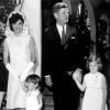 John F. Kennedy, sa femme Jacqueline et leurs enfants John Jnr. et Caroline posent un dimanche de Pâques, à Palm Beach, en Floride, le 14 aavril 1963. La Maison Blanche a annoncé ce jour-là que Jacqueline donnerait naissance à leur troisième enfant en août.