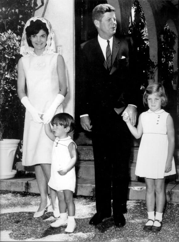 John F. Kennedy, sa femme Jacqueline et leurs enfants John Jnr. et Caroline posent un dimanche de Pâques, à Palm Beach, en Floride, le 14 aavril 1963. La Maison Blanche a annoncé ce jour-là que Jacqueline donnerait naissance à leur troisième enfant en août.