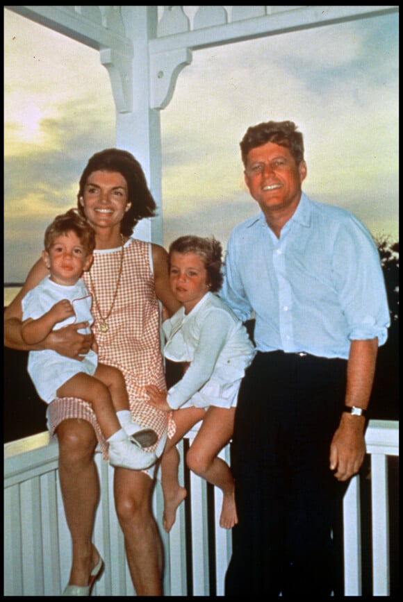 John Fitzgerald Kennedy, sa femme Jackie et lerus enfants John et Caroline.