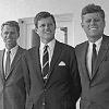 Edward "Ted" Kennedy, ici entre ses frères Robert et John devant le Bureau Ovale le 28 août 1963, est décédé le 25 août 2009 à l'âge de 77 ans.