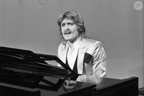 France, à Paris, le chanteur Christophe sur le plateau de l'émission " Les rendez-vous du dimanche" le 10 février 1975.
