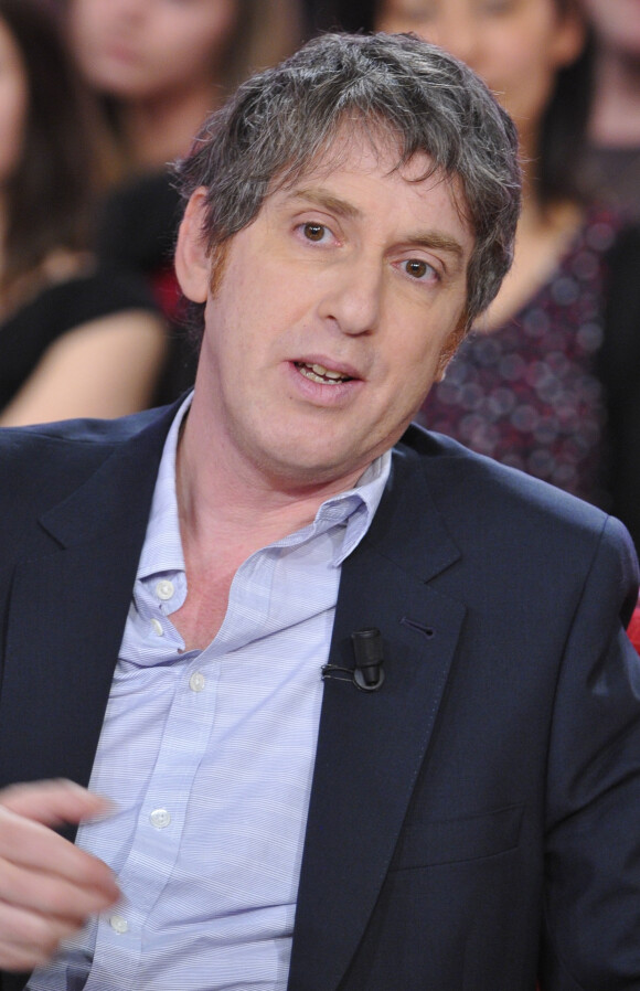 Eric Rochant, créateur de la série Le Bureau des légendes, en février 2013 dans Vivement dimanche.