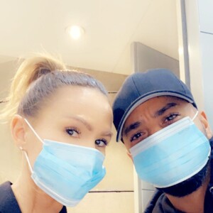 Vitaa et Slimane en route vers Dubaï, portent un masque pour se protéger du coronavirus. Instagram, le 9 février 2020.