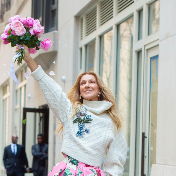 Céline Dion rayonnante à la sortie de son hôtel à New York, le 8 mars 2020.
