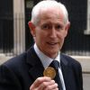 Peter Bonetti, gardien de but légendaire du club de football de Chelsea, ici en 2009 devant la résidence du Premier ministre à Londres avec sa médaille de champion du monde 1966, est décédé le 12 avril 2020 à 78 ans des suites d'une longue maladie. © Ian Nicholson/PA Wire/Abacapress.com