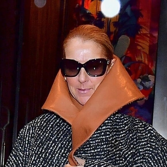 Céline Dion porte un manteau surdimensionné JW Anderson à New York City, New York, Etats-Unis, le 6 mars 2020.