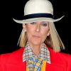 Céline Dion porte un ensemble coloré et un chapeau blanc à la sortie du Barclays Center à New York le 28 février 2020.