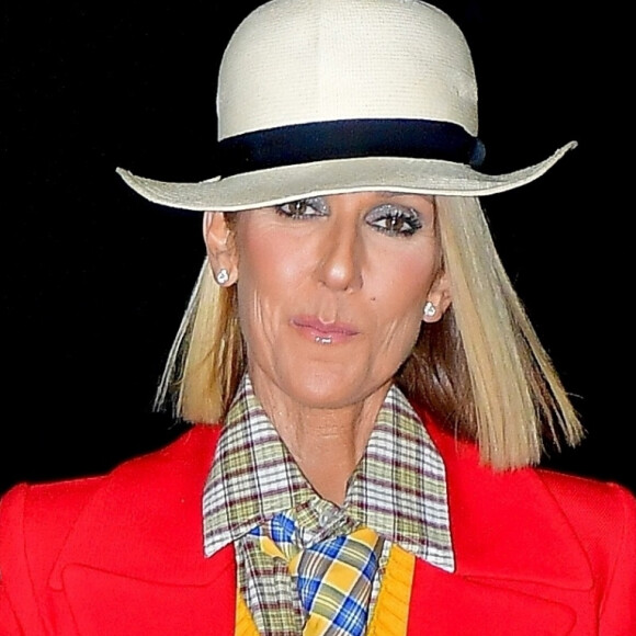 Céline Dion porte un ensemble coloré et un chapeau blanc à la sortie du Barclays Center à New York le 28 février 2020.
