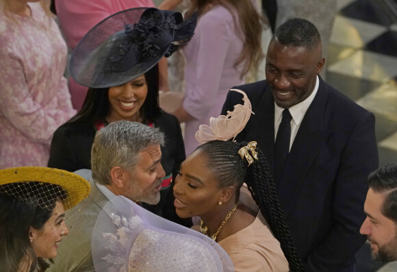 Idris Elba et Sabrina Dhowre avec Serena Williams et George Clooney et sa femme Amal au mariage du prince Harry et de Meghan Markle le 19 mai 2018 à Windsor.